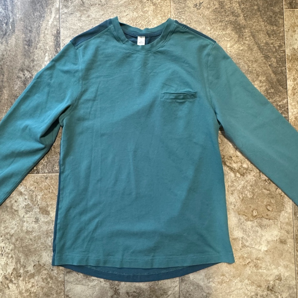 Lululemon men’s long sleeve, 2 tone shirt with front pocket.